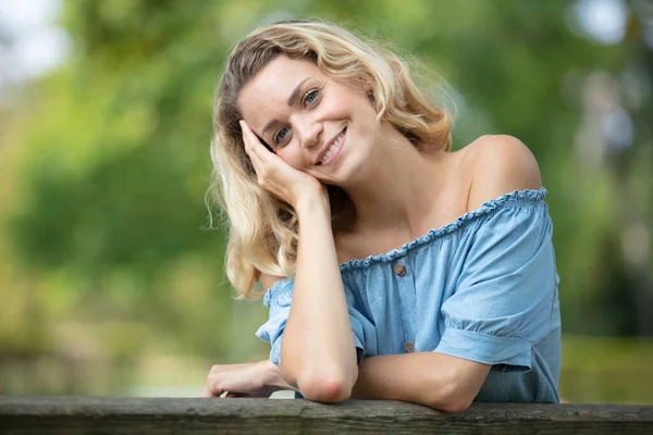 Ein Schönes Lächelndes Mädchen Sitzt Auf Einer Parkbank — Stockfoto