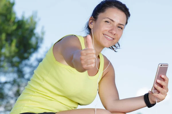 Sportowy Kobieta Wyświetlono Kciuk — Zdjęcie stockowe