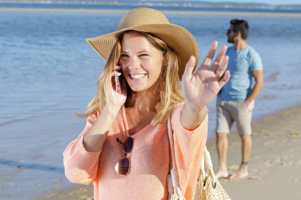 Mujer Atractiva Con Sombrero Hablando Por Teléfono —  Fotos de Stock