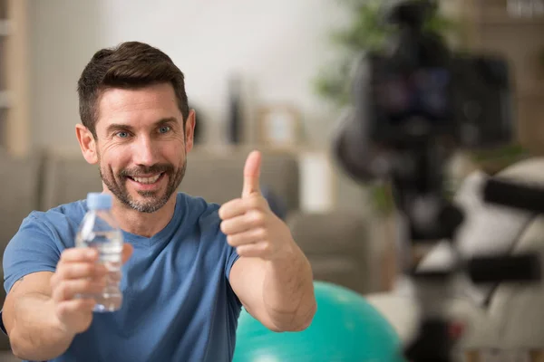 Male Fitness Blogger Shows Thumb Gesture — Stock Photo, Image