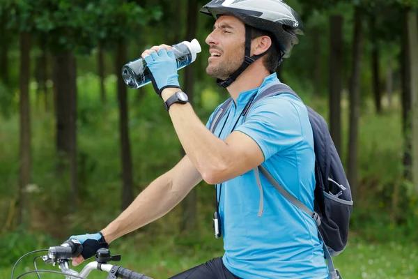 Ciclista Está Bebiendo Agua Botella Deportiva — Foto de Stock