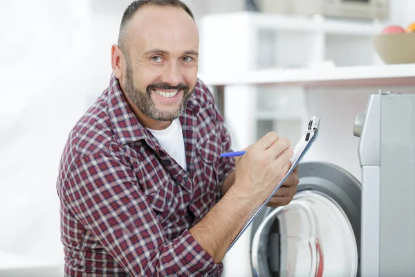 Mutlu Adam Çamaşır Makinesini Tamir Ediyor — Stok fotoğraf
