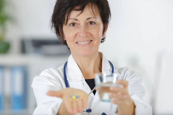 Elinde Haplar Olan Bir Kadın Doktor — Stok fotoğraf