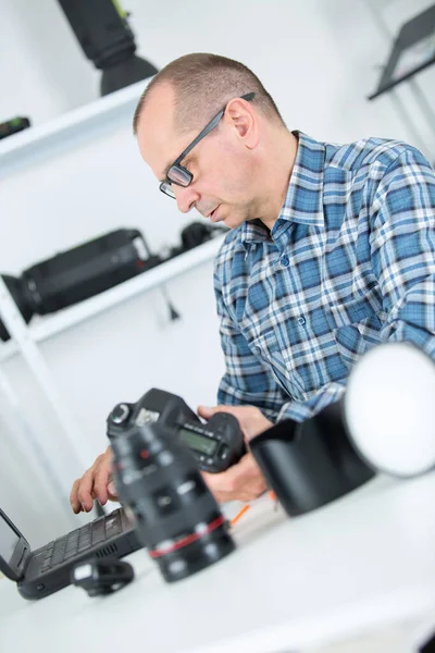 Mature Photographer Cleaning Lenses His Studio — Stock Photo, Image