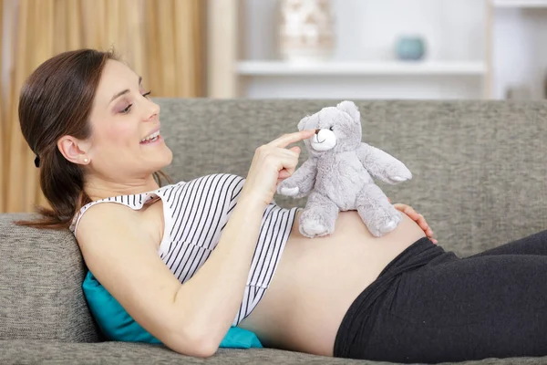 Mujer Embarazada Feliz Con Juguete Osito Peluche — Foto de Stock
