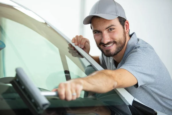 Portrait Happy Male Worker Cleaning Car Windshield — Stock Photo, Image