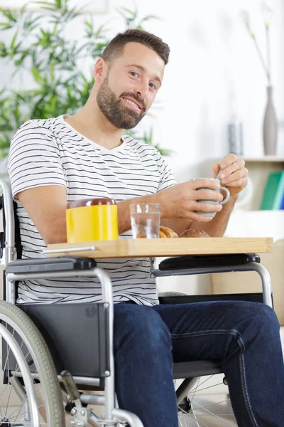 Tekerlekli Sandalyedeki Mutlu Adam Kahve Içiyor — Stok fotoğraf