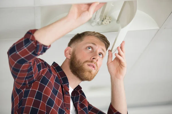 Bevestiging Van Plafondlamp Door Een Man — Stockfoto