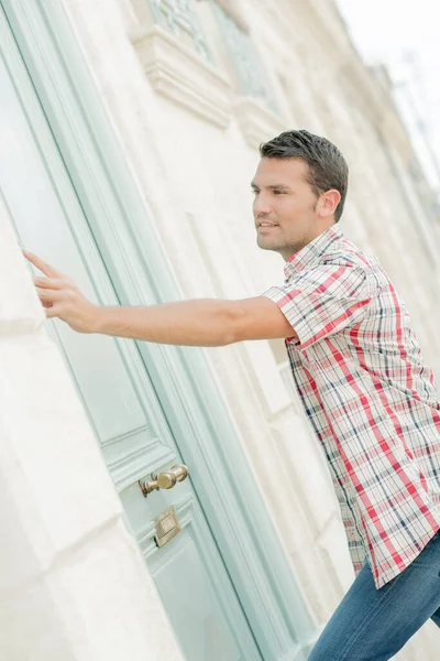 ドアのベルを鳴らす男 — ストック写真