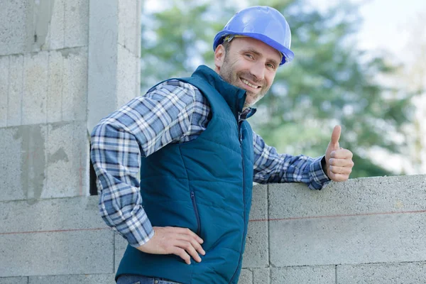Travailleur Optimiste Constructeur Homme Posant Montrant Pouce Vers Haut — Photo