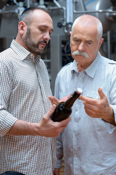 Dos Hombres Inspeccionando Botella Cerveza Cervecería — Foto de Stock