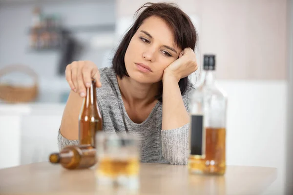 Mujer Bebiendo Vino Casa Concepto Alcoholismo —  Fotos de Stock