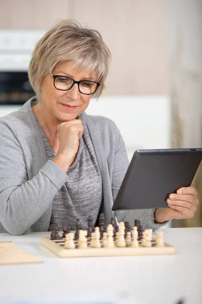 Старшая Женщина Играет Шахматы Планшетом — стоковое фото