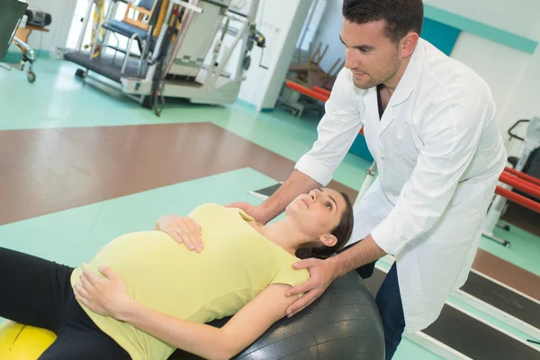 Fysiotherapeut Onderwijs Oefening Aan Glimlachende Zwangere Vrouw Sportschool — Stockfoto