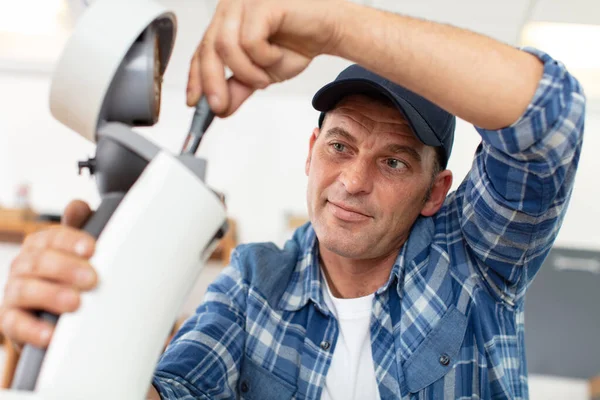 Ώριμος Άνθρωπος Επισκευή Σπασμένα Μηχανή Καφέ — Φωτογραφία Αρχείου