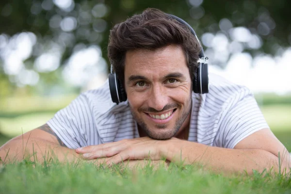Homem Ouve Música Enquanto Ele Deita — Fotografia de Stock