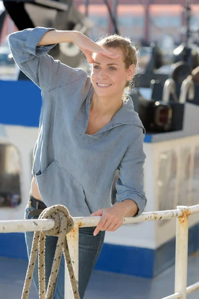 Νεαρή Γυναίκα Αλιευτικό Σκάφος Που Κοιτάζει Απόσταση — Φωτογραφία Αρχείου