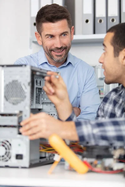 Een Mannelijke Technicus Die Een Computer Repareert — Stockfoto