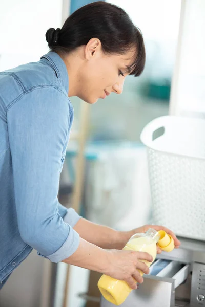 Mujer Vierte Detergente Líquido Lavado Máquina — Foto de Stock