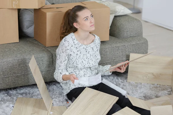 Jovem Mulher Confusa Sobre Como Montar Mobiliário — Fotografia de Stock