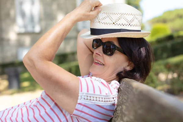 Šťastný Senior Žena Baví Parku — Stock fotografie