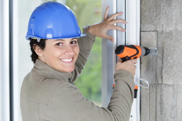 Junge Glückliche Frau Beim Reparieren Eines Fensters — Stockfoto