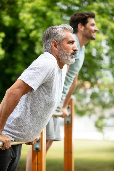 Δύο Κίνητρα Άνδρες Που Κάνουν Dips Άσκηση — Φωτογραφία Αρχείου