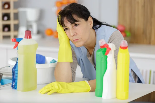 Zralé Žena Unavený Domácí Práce — Stock fotografie