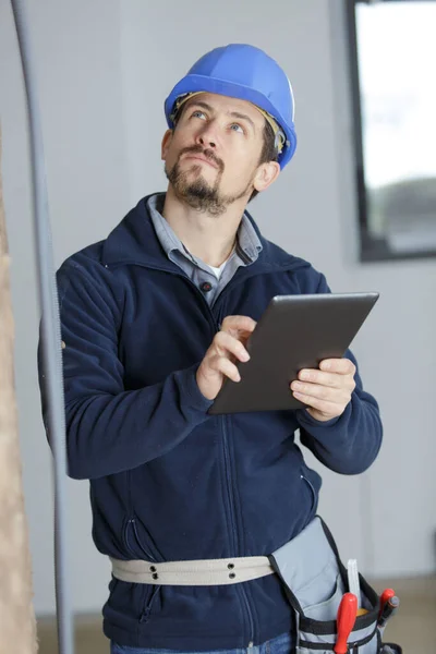Trabajador Que Utiliza Una Tableta Sitio Construcción — Foto de Stock