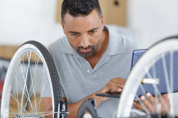 Ein Mann Repariert Fahrrad — Stockfoto
