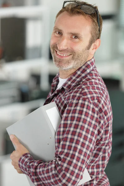 Χαμογελαστός Επιχειρηματίας Κρατώντας Φάκελο Εγγράφων — Φωτογραφία Αρχείου