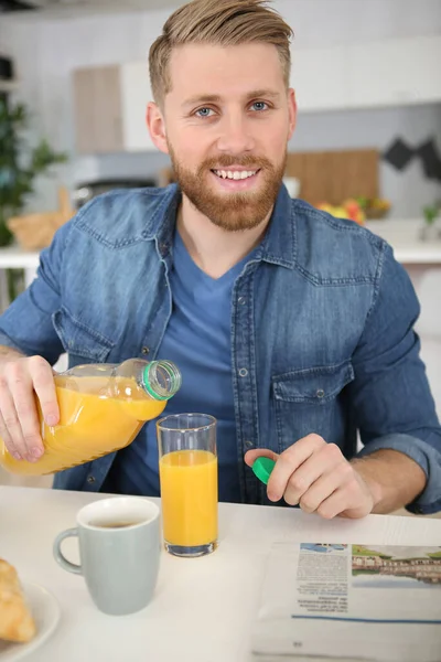 Muž Pít Pomerančový Džus Snídani — Stock fotografie