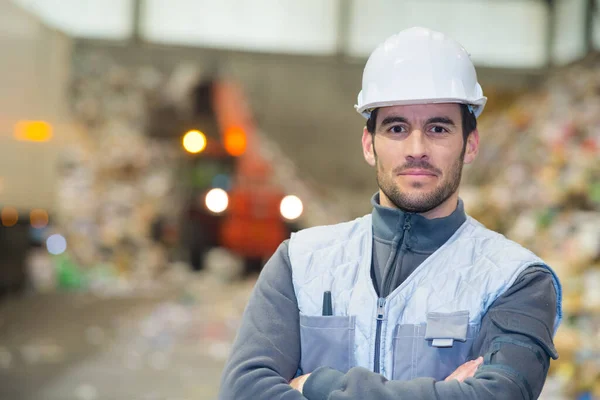 Porträt Eines Arbeiters Auf Dem Recyclinghof — Stockfoto