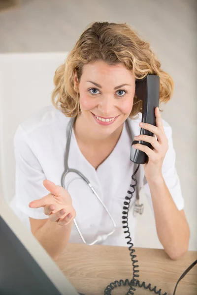 Jovem Médico Atendendo Telefonemas — Fotografia de Stock