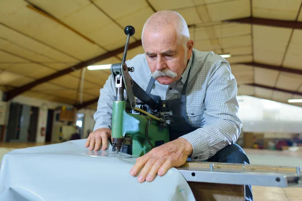Senior Man Werkt Fabriek Ponsen Gat Materiaal — Stockfoto