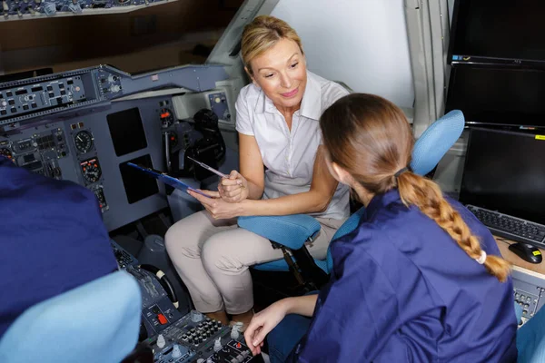 Εκπαίδευση Νέων Γυναικών Για Γίνουν Πιλότοι — Φωτογραφία Αρχείου