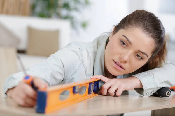 Woman Measuring Furniture Tape Measure — Stock Photo, Image