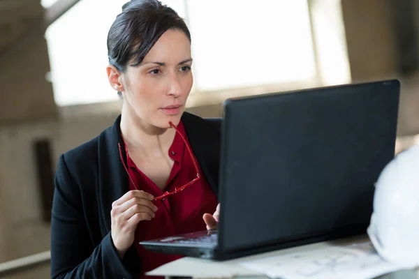 Mujer Concentrada Que Trabaja Oficina — Foto de Stock