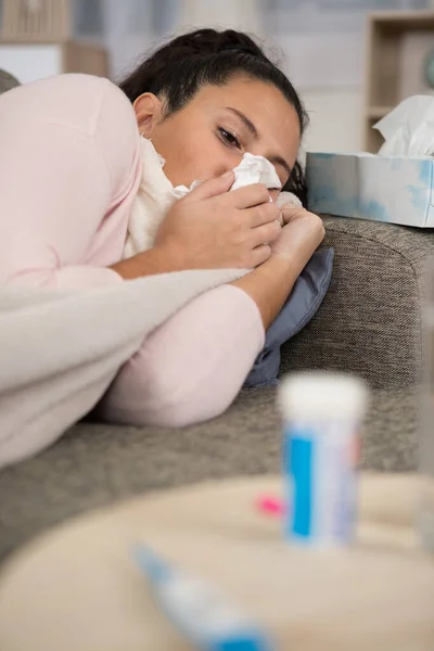 Hasta Bir Kadın Yatakta Yatan Grip Ile — Stok fotoğraf