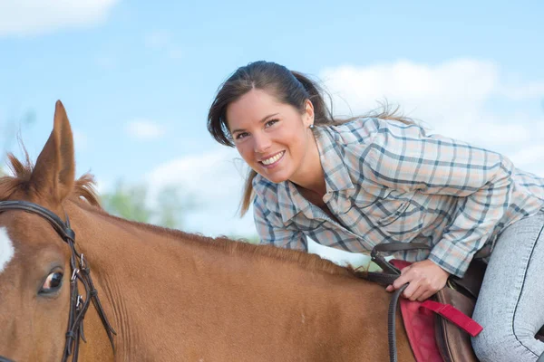 Uma Mulher Alegre Montando Cavalo — Fotografia de Stock