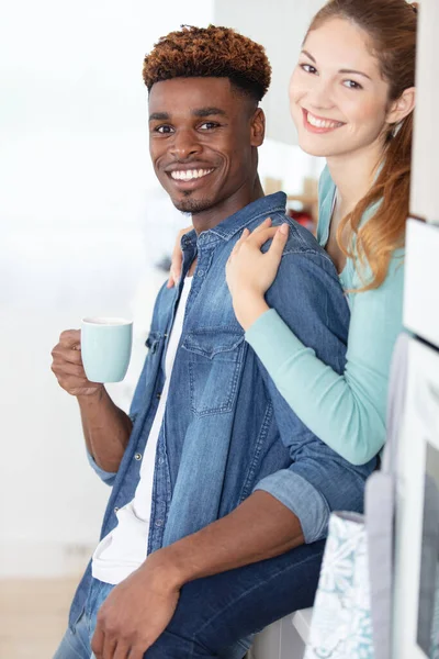 Mann Und Freundin Mit Kaffee — Stockfoto