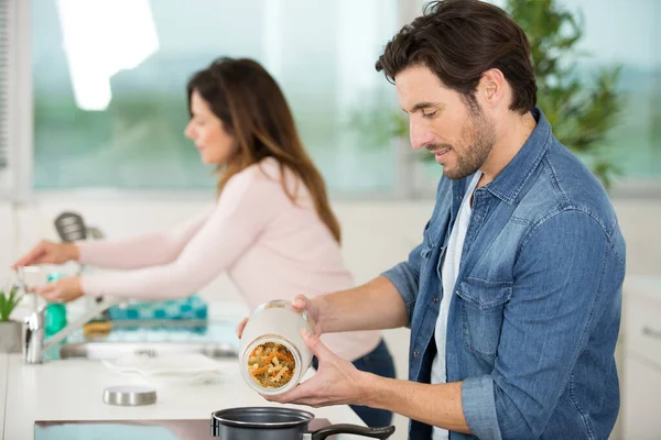 Çiftler Evlerinde Yemek Hazırlıyorlar — Stok fotoğraf
