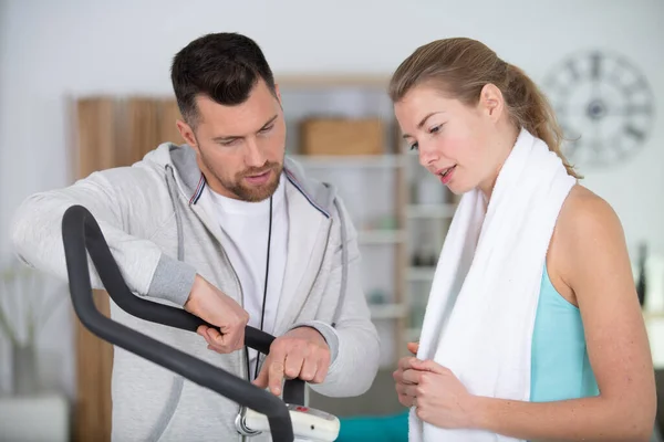 Personal Trainer Guiding Woman Exercise Machine — Stock Photo, Image