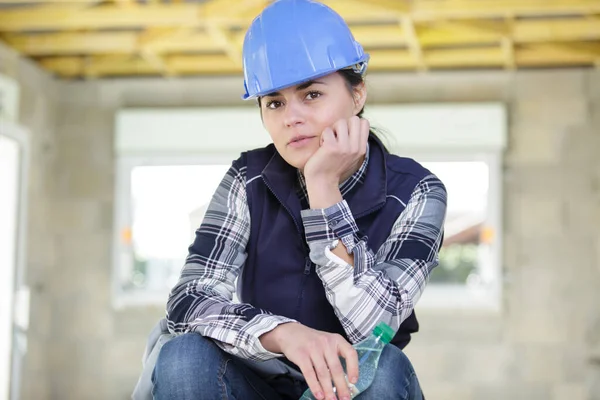 建筑工地一名女建筑商的肖像 — 图库照片