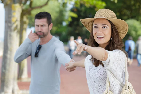 Woman Pointing Direction Boyfriend Upset — Stock Photo, Image