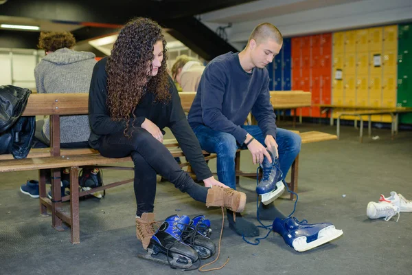 Jeune Couple Sortir Ensemble Patinoire — Photo