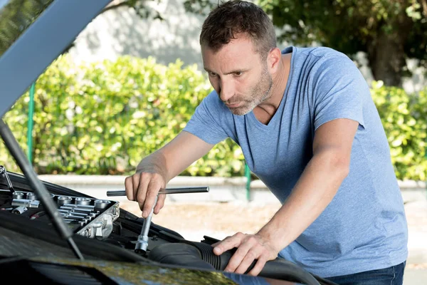 Een Man Repareren Auto Oudtoors — Stockfoto