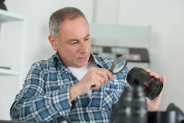 Επισκευαστής Που Κοιτάζει Φακό Κάμερα Μέσα Από Μεγεθυντικό Φακό — Φωτογραφία Αρχείου
