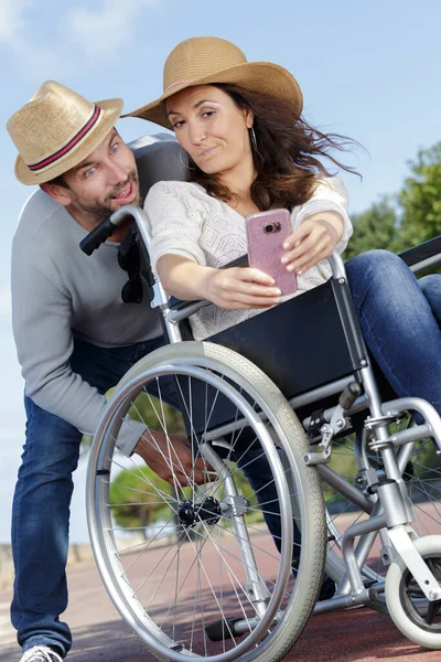 Casal Cadeira Rodas Tomando Uma Selfie — Fotografia de Stock