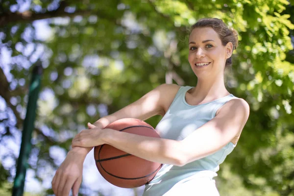 Frau Mit Basketball Auf Weißem Hintergrund — Stockfoto